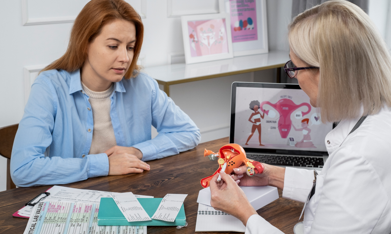 Imagem ilustrativa de uma mulher em uma consulta médica.